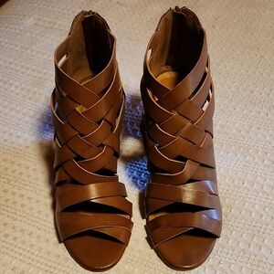 Daisy Fuentes Brown Strappy Sandals
